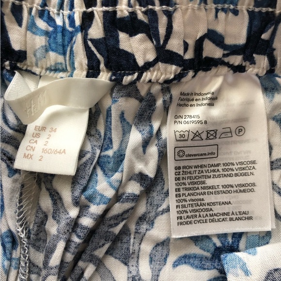 H&M Floral Print Shorts in White & Blue Size 2 - Picture 8 of 8